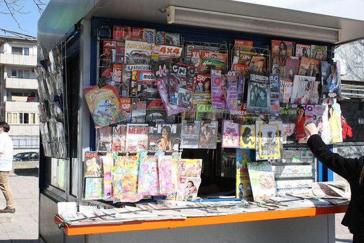 A queda nas vendas de jornais e revistas impressos, devido ao acesso online a notícias e entretenimento, forçou muitas bancas a se reinventarem.