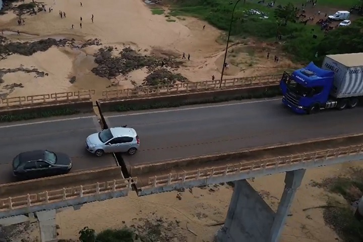 Após o acidente, carros e caminhões ficaram presos na estrutura danificada, e apenas um mês depois, em 22/1/25, os veículos começaram a ser retirados. 