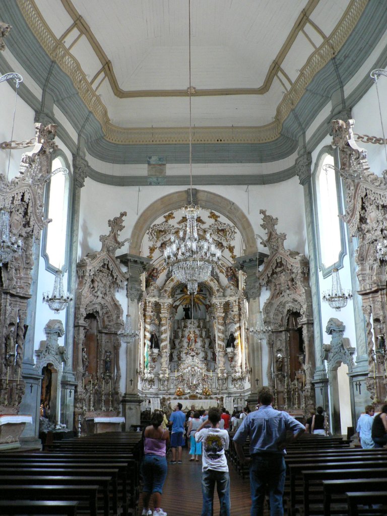 Igreja de São Francisco de Assis (São João del-Rei, 1774) – Com talha rococó dourada, tem um interior elegante e um imponente altar-mor em ouro.-Alexandre Machado wikimedia commons 