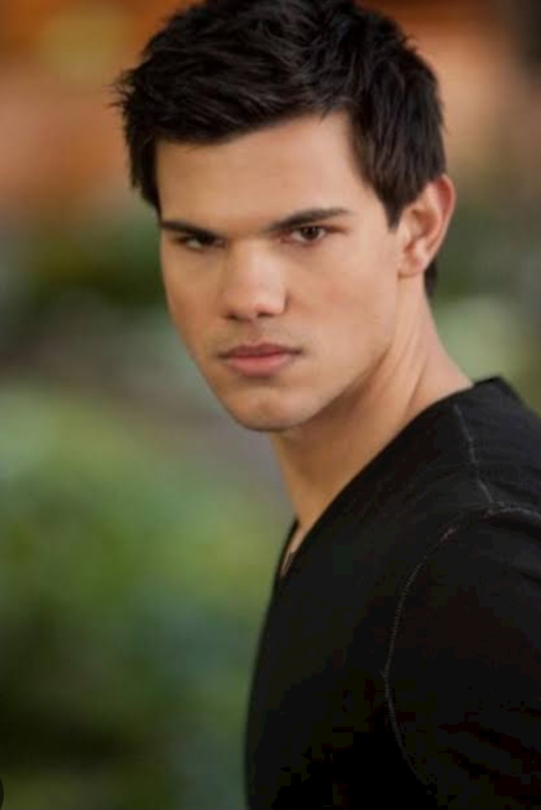 Assim, Lautner, nascido em Michigan (EUA), em 1992, ganhou notoriedade mundial, sendo escalado para o filme 