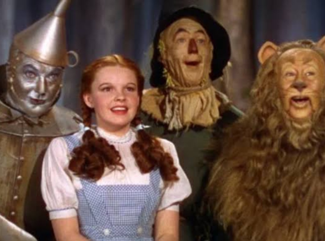Uma curiosidade é que o filme foi um fracasso de bilheteria na época, tendo custado 2,7 milhões de dólares e faturado “apenas” 3 milhões. Os bastidores do longa foram conturbados e “O Mágico de Oz” teve ao todo 14 roteiristas e cinco diretores.-Divulgação 