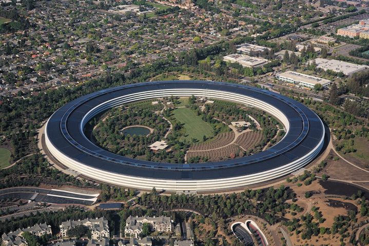 Sua sede, o Apple Park, em Cupertino, Califórnia, é um edifício futurista em forma de anel, símbolo da inovação da empresa.-wikimedia commons/Daniel L. Lu