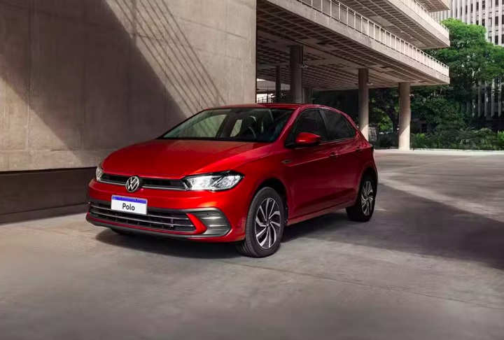 4º) Volkswagen Polo - Motor: 1.0 flex; Câmbio: manual de cinco velocidades; Consumo na cidade: 13,7 km/l (gasolina) e 9,5 km/l (etanol); Consumo na estrada: 16,1 km/l (gasolina) e 11,3 km/l (etanol); Preço inicial: R$ 96.490.