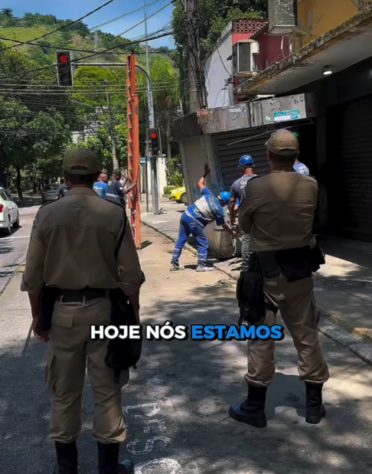 Banca de jornal é removida de rua da Tijuca, no RJ