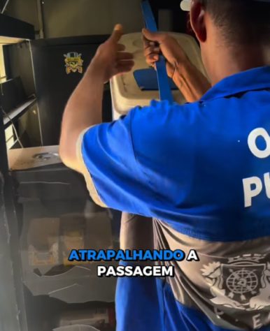 Banca de jornal é removida de rua da Tijuca, no RJ
