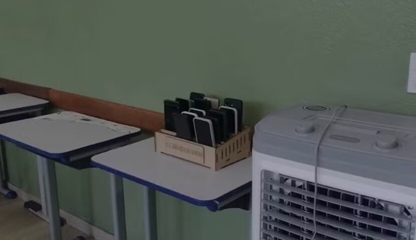 Por outro lado, escolas que implementaram as medidas já no ano passado relatam ganhos na interação entre os alunos e nas atividades pedagógicas. É o caso da Escola Estadual João Belo de Oliveira, em Carangola, cidade da Zona da Mata de Minas Gerais. Segundo o diretor Renato Torres declarou ao G1, após período de resistência houve rápida adaptação dos alunos. Os aparelhos são depositados em uma caixa. 