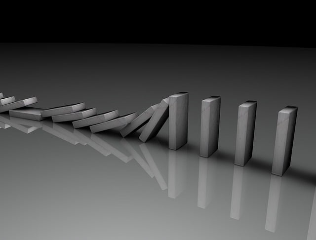 Existe até um fenômeno conhecido como "efeito dominó", que descreve uma série de eventos em que um acontecimento leva a uma sequência de reações. O nome vem da ideia de que, assim como em um jogo de dominó, uma peça que cai pode derrubar uma sequência de outras peças, criando um efeito em cadeia.