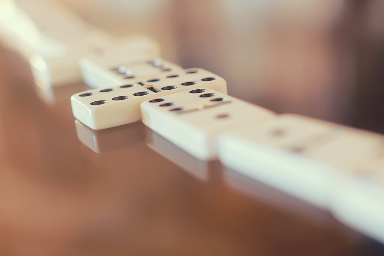 Foi na Itália do Século XVIII que o jogo ganhou o formato que conhecemos hoje, com as 28 peças, e começou a ser jogado de forma mais estruturada. Desde então, o dominó evoluiu de um passatempo simples para um jogo estratégico, com inúmeras variações, tornando-se uma verdadeira tradição em muitos países.