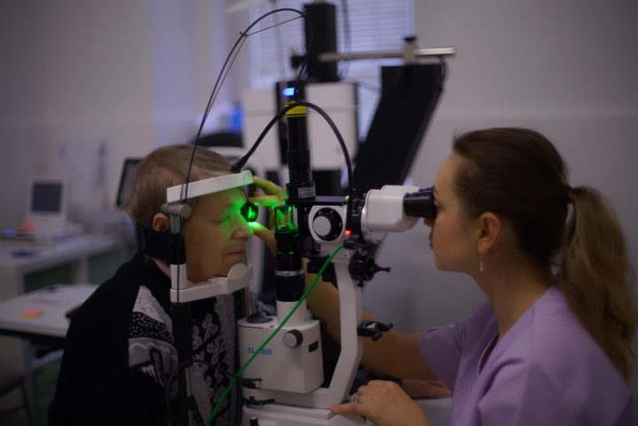 A catarata é mais comum em idosos, mas também pode ser causada por fatores como diabetes, traumas oculares, uso prolongado de corticosteroides ou exposição excessiva à radiação ultravioleta.