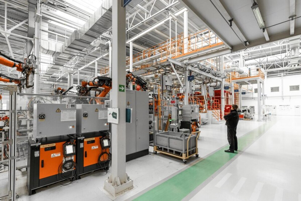 5. Engenheiros Mecânicos – R$ 9.881 - Atuam no desenvolvimento de sistemas e máquinas, sendo essenciais para a indústria automotiva, de energia e de manufatura.  -user trmk por freepik