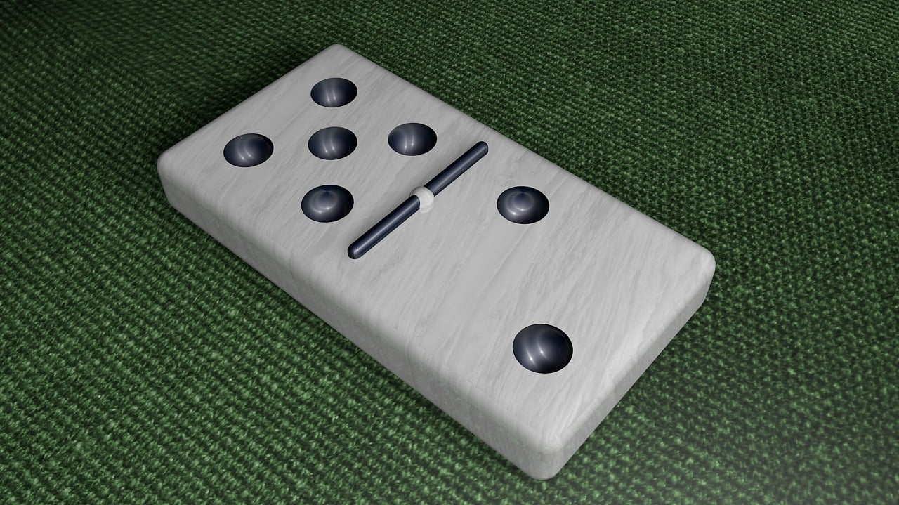 Além dessa versão básica, existem variações, como o "dominó de números", o "dominó de bloqueio" e o "dominó mexicano", com regras ligeiramente diferentes, mas com o mesmo objetivo de desafiar os jogadores a usarem estratégia e raciocínio.