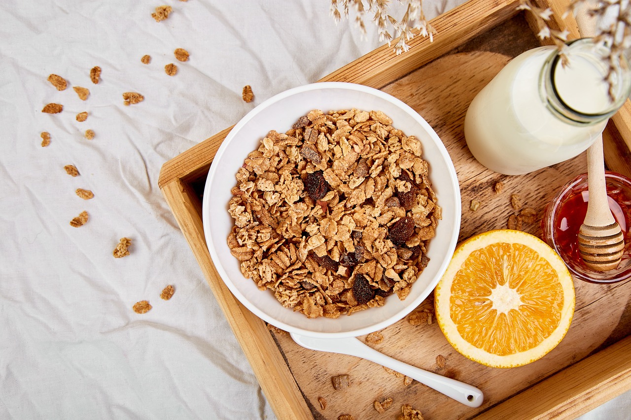 As fibras da aveia servem de alimento para as bactérias benéficas do intestino. Algo que promove o equilíbrio da flora intestinal e melhora situações, como diarreia e síndrome do intestino irritável.
