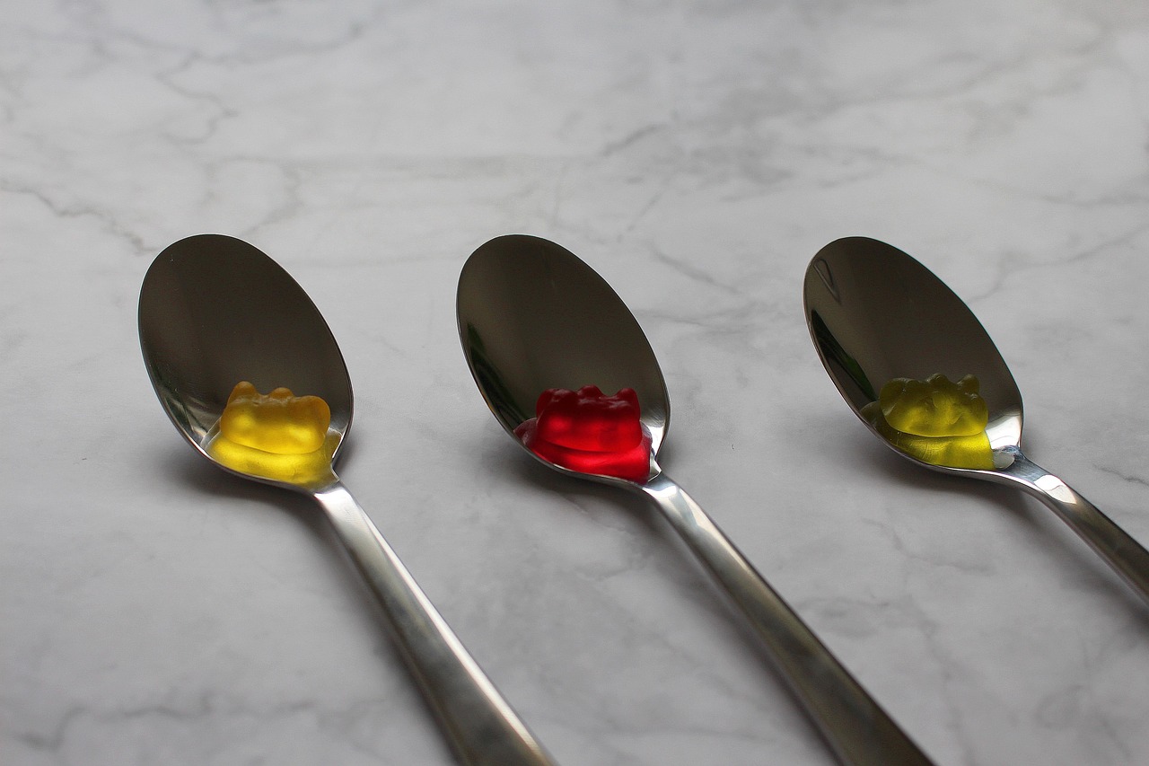 Essa solução é, então, dissolvida em pó, que pode ser adicionado a líquidos que contribuem para lhe dar a característica do alimento, conhecida pela população.