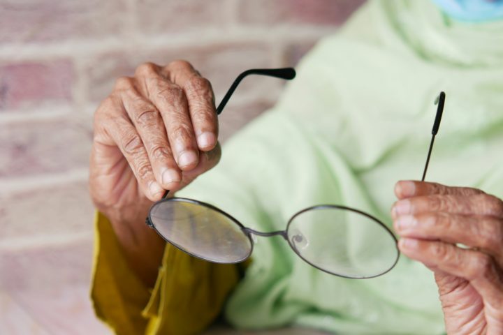 Muitas pessoas não precisam mais usar óculos após o procedimento, dependendo do tipo de lente intraocular implantada.