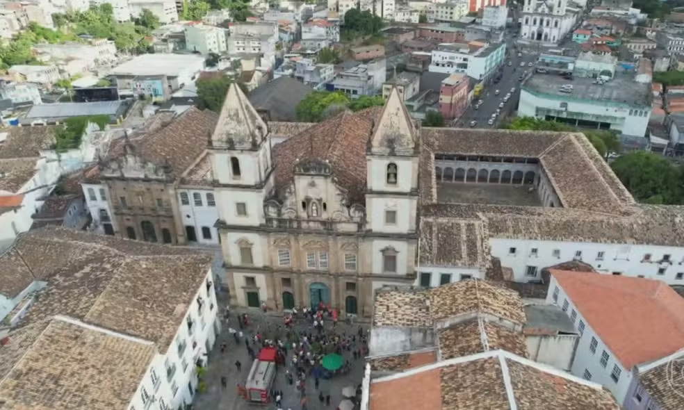 O Brasil possui igrejas históricas ricas em ouro, especialmente nas cidades coloniais. Esse ouro veio do ciclo do ouro nos séculos XVII e XVIII, sendo usado para adornar altares, capelas e imagens sacras. Essas igrejas são símbolos do barroco e rococó brasileiro, misturando fé e arte.-Reprodução TV Bahia 
