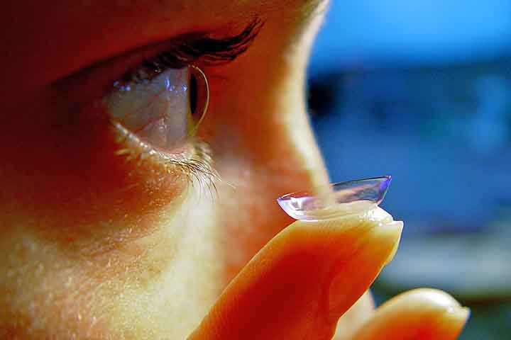 Colocar uma lente na superfície do olho para corrigir problemas de visão. Seu estudo foi registrado no 