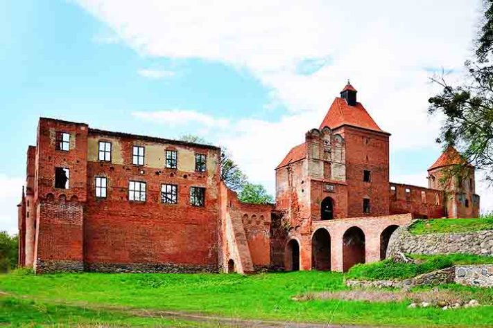 Szymbark, Polônia - Inusitado vilarejo polonês que tem casa invertida e maior piano do mundo