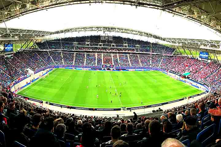 Também tem lugar para os amantes dos esportes! A Red Bull Arena, estádio do FC Red Bull Salzburg, é um dos mais modernos da Áustria, com capacidade para cerca de 30.000 espectadores. O local recebe jogos da Bundesliga Austríaca e competições internacionais, como a Eurocopa de 2008 (quando era conhecido como EM Stadion Wals Siezenheim).