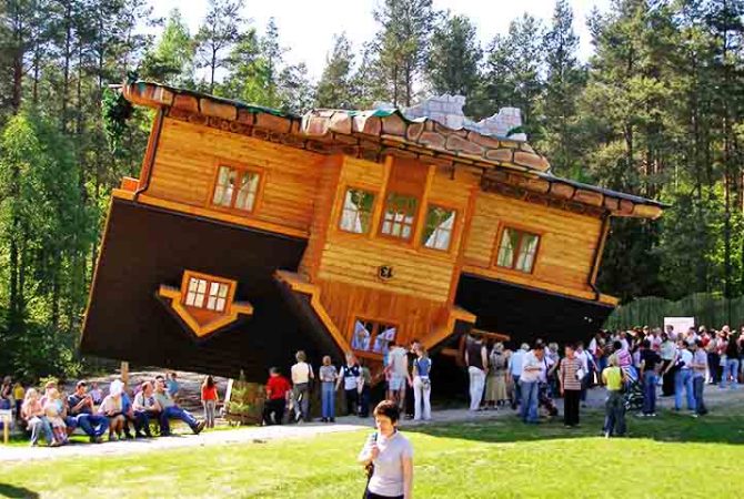 Inusitado vilarejo polonês tem casa invertida e maior piano do mundo