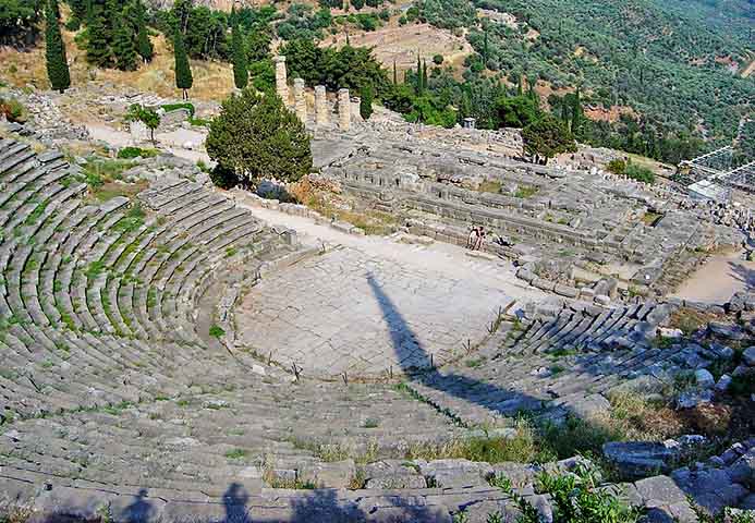 A palavra teatro tem origem do grego théatron, e é uma configuração de arte em que atores interpretam uma história para um público em algum lugar. - David Monniaux/Wikimédia Commons