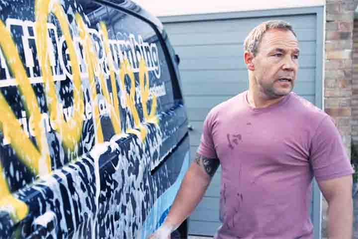 O ator Stephen Graham, de 51 anos, faz o papel de Eddie Miller, que também tem protagonismo na série. 
