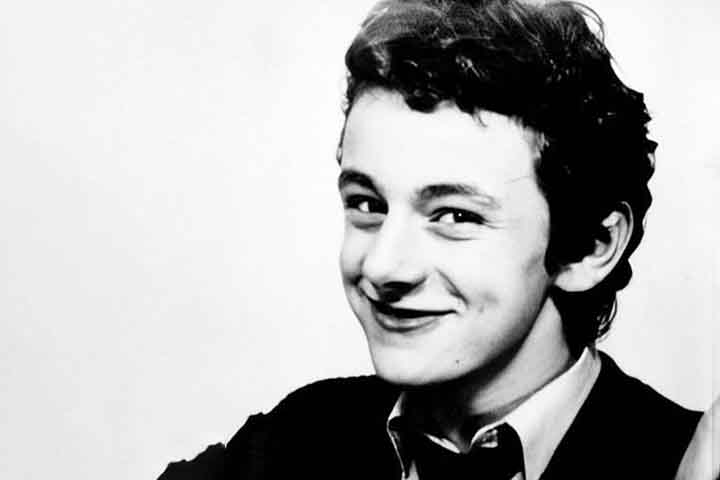 A carreira cinematogrÃ¡fica de Sheen decolou nos anos 2000, quando ele comeÃ§ou a interpretar personalidades histÃ³ricas e personagens icÃŽnicos com grande precisÃ£o e carisma.