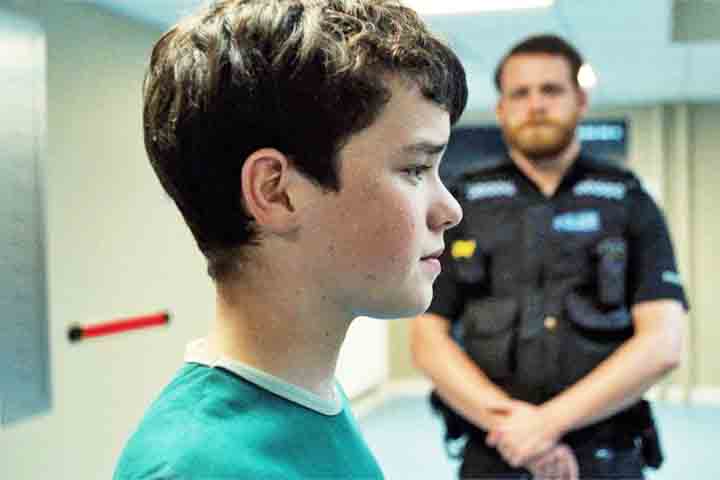 O enredo de “Adolescência” tem como fio condutor a suspeita de assassinato cometido por Jamie Miller, um garoto de 13 anos, contra uma colega de escola. Sua prisão dá início à trama.
