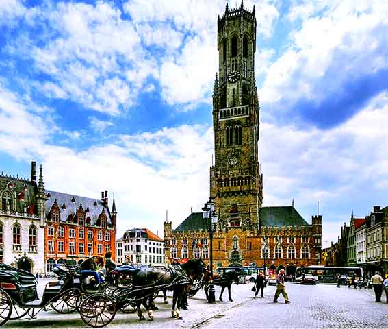 O Belfort de Bruges é uma torre medieval impressionante de 83 metros de altura, um dos marcos mais icônicos da cidade. Construído no século XIII, abriga um carrilhão com 47 sinos e oferece uma vista panorâmica espetacular para quem encara seus 366 degraus.