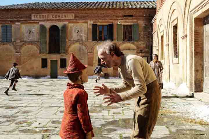 Anos antes, em 2019, uma versão italiano, com o astro Roberto Benigni ("A Vida é Bela"), foi lançada. 