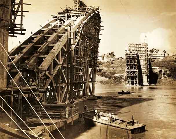 As obras para construção da Ponte da Amizade se estenderam por quase uma década - de 14 de março de 1956 até a inauguração em março de 1965. O trabalho teve mais de mil operários envolvidos. 
