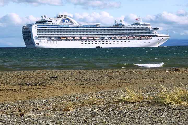 Punta Arenas, Chile: Situada no estreito de MagalhÃ£es, Punta Arenas Ã© uma escala para cruzeiros que exploram as paisagens austrais da PatagÃŽnia chilena.
