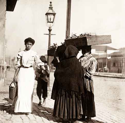 Antes de 25 de Março, a localidade recebeu outros nomes, como rua Várzea do Glicério, rua das Sete Voltas e rua de Baixo.
