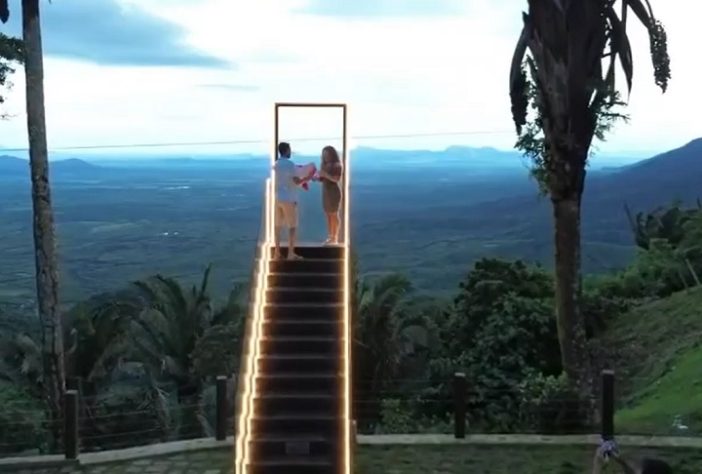 Escada 'para o céu' chama a atenção nas redes e atrai curiosos no Ceará