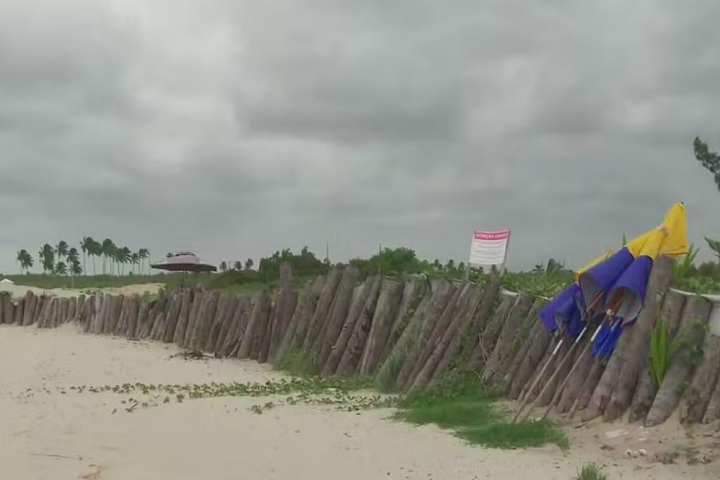 Erguida por um empresário local, a barreira gerou protestos de moradores, ambientalistas e turistas, reacendendo o debate sobre o direito constitucional de acesso às praias versus a propriedade privada.