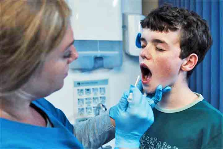 Matthew Lewis, diretor de fotografia de “Adolescência”, revelou que foi necessário adaptar o roteiro da produção para inseri-lo nas cenas sem que houvesse emendas ou edições. 
