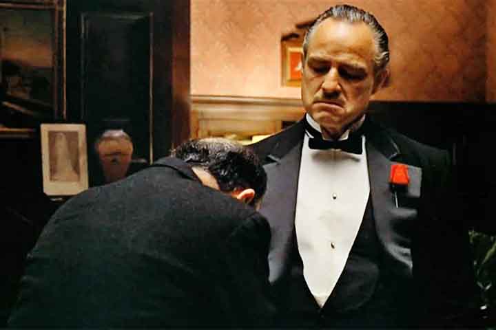 A grande reviravolta aconteceu em 1972, quando aceitou o papel de Vito Corleone em "O Poderoso Chefão", de Francis Ford Coppola. Inicialmente, os executivos da Paramount não queriam Brando no papel devido a seu histórico complicado, mas Coppola insistiu. 
