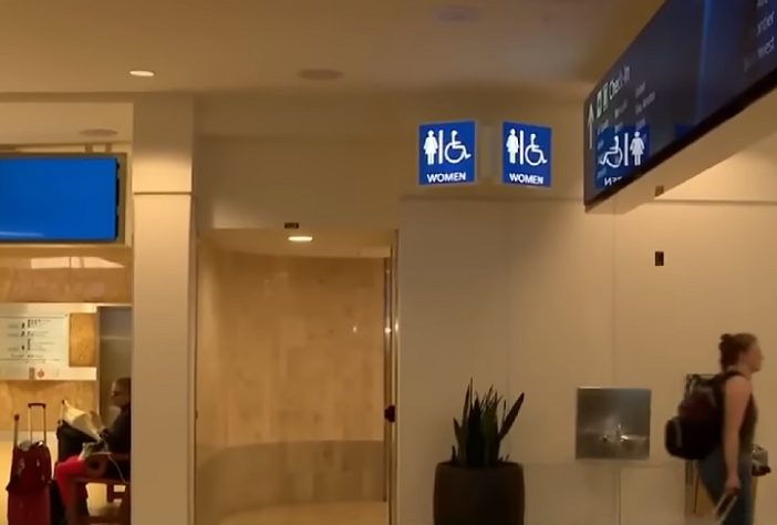 Mulher é presa nos EUA acusada de matar próprio cachorro em Aeroporto da Flórida
