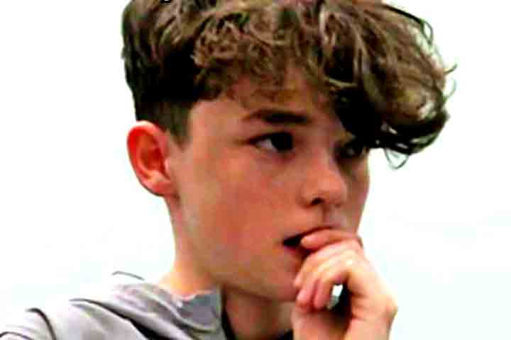 O jovem ator britânico, de apenas 15 anos, nunca havia trabalhado profissionalmente na área antes e, até poucos anos atrás, sua maior ambição era se tornar jogador de futebol.-Reprodução de Youtube