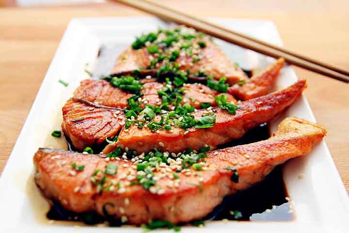 O salmão está repleto de proteína e também é fonte de biotina. Ele possui ácidos graxos ômega-3, um tipo de gordura saudável para o coração que demonstrou ajudar a melhorar o crescimento e a densidade do cabelo.