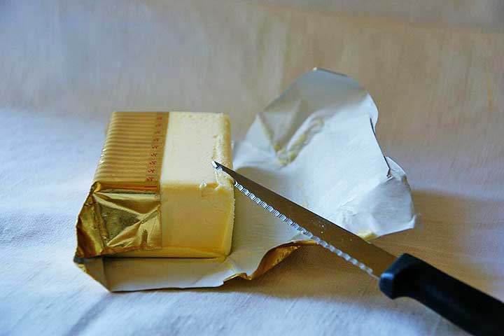 Primeiramente, é preciso destacar que a manteiga é um produto de origem animal, feita a partir da nata do leite de vaca. Ela é conhecida pelo sabor rico e natural e passa por um processamento mínimo.