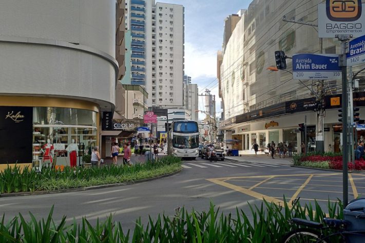 Esquina das Avenidas Brasil e Alvin Bauer Balneario Camboriú (SC)