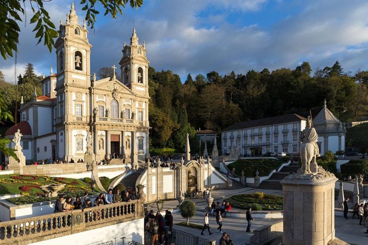 A arquitetura do santuário é imponente, seguindo o modelo de outros santuários portugueses dedicados ao Bom Jesus, como o Santuário do Bom Jesus do Monte, que fica em Braga (foto).