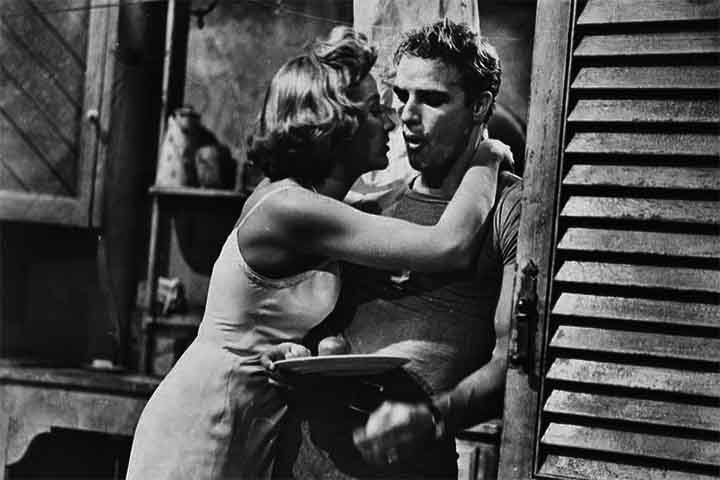 A transiÃ§Ã£o para o cinema foi natural e meteÃ³rica. Em 1951, Brando reprisou o papel de Stanley Kowalski na versÃ£o cinematogrÃ¡fica de "Um Bonde Chamado Desejo", dirigida por Kazan. Sua atuaÃ§Ã£o foi explosiva, crua e revolucionÃ¡ria, rendendo-lhe sua primeira indicaÃ§Ã£o ao Oscar. 
