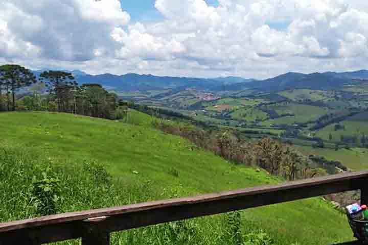 A Montanha Sagrada é um dos pontos mais icônicos de São Lourenço, unindo natureza e espiritualidade. Situada no ponto mais alto da cidade, oferece trilhas acessíveis e uma vista panorâmica deslumbrante.