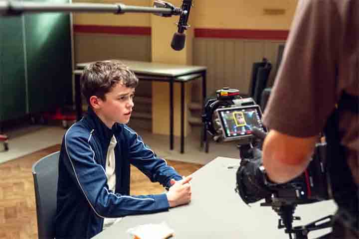 A opção por filmar em tomada contínua foi feita para dar às cenas maior tensão. “O maior desafio era como ir de uma casa real para uma delegacia de polícia falsa. Então, tivemos que encontrar um estúdio perto de casas suburbanas”, afirmou o diretor de fotografia, referindo-se ao primeiro episódio da trama. 
