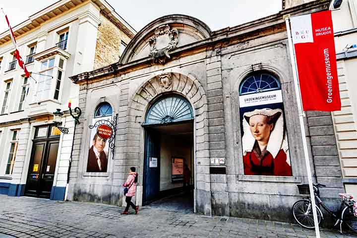 O Groeningemuseum é um dos museus mais importantes da Bélgica, reunindo uma coleção impressionante de arte flamenga. O acervo inclui obras de mestres como Jan van Eyck, Hans Memling e Hieronymus Bosch, representando o auge da pintura flamenga primitiva.