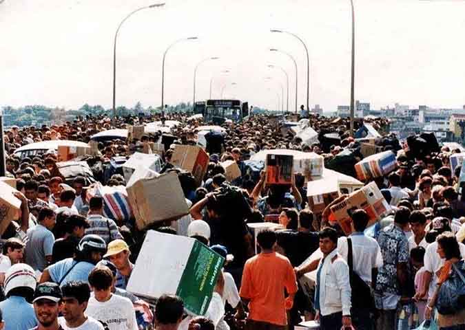 Entre as pessoas que cruzam a Ponte da Amizade diariamente estão estudantes de medicina, trabalhadores do comércio e turistas atraídos pelos preços mais baixos na cidade paraguaia. 
