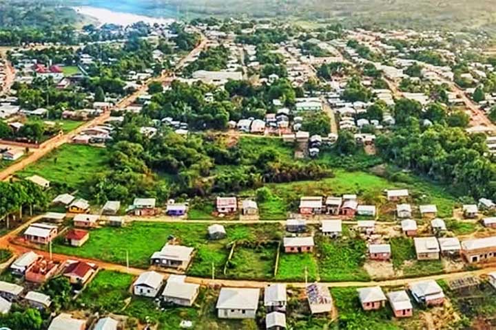 Pauini (AM) - 42,63 pontos -  Localizada no interior do Amazonas, enfrenta dificuldades de logística. Serviços de educação e saúde mal estruturados. Economia baseada em atividades de subsistência.