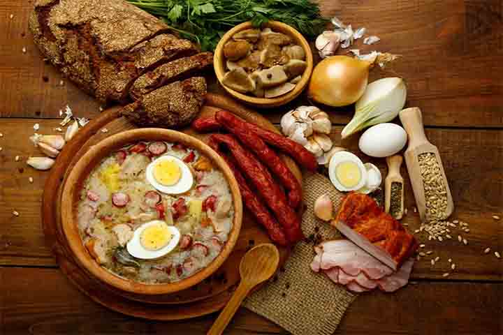 Em Szymbark, os visitantes podem experimentar a culinária local, como peixes defumados e pães tradicionais, além de apreciar o artesanato típico.