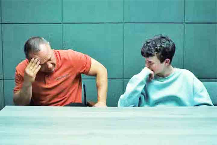 Interpretar Jamie Miller foi um desafio para Cooper, que, sem experiência prévia, precisou lidar com cenas de alta carga emocional. Um dos momentos mais difíceis ocorreu no primeiro episódio, durante uma cena na delegacia com Stephen Graham, que interpreta seu pai (Eddie Miller) na trama e também é o criador da série.- Divulgação